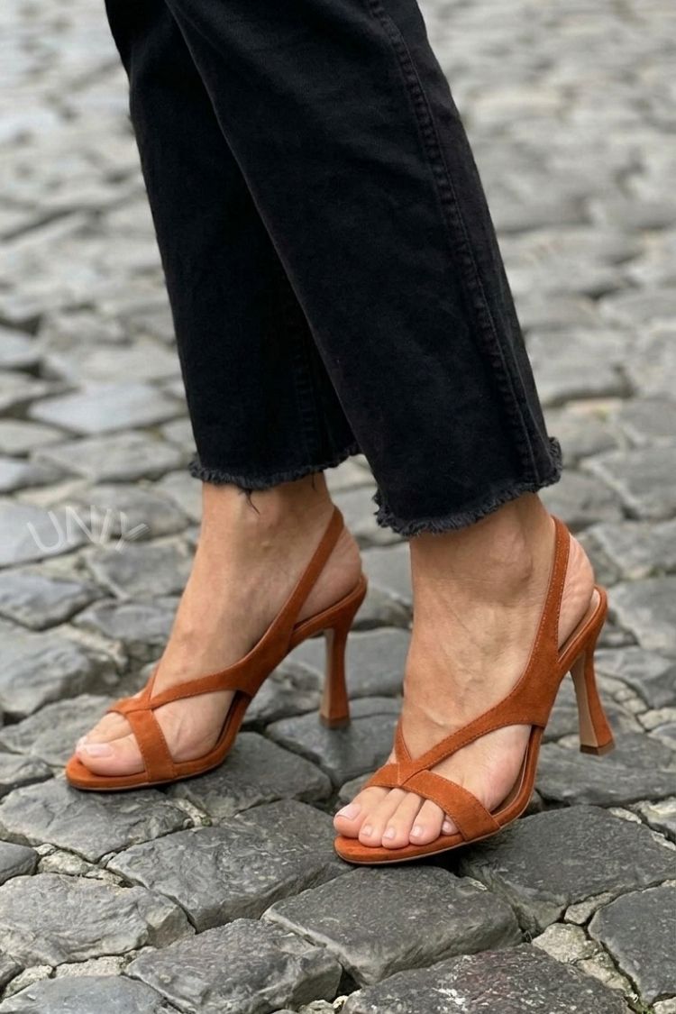 Sandali Chic in camoscio marrone con fasce incrociate e tacco svasato [Preordine]