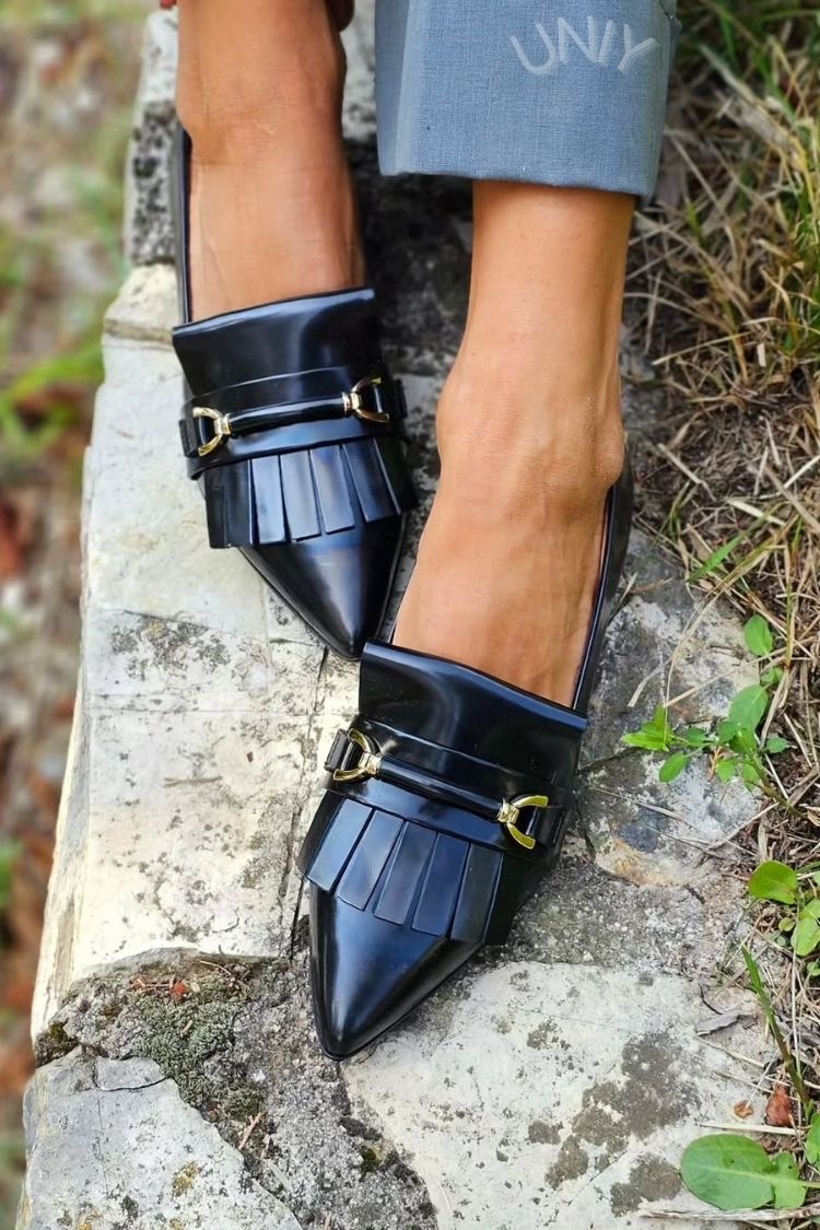 Zwarte Gespitsde Teen Loafers met Franje en Metalen Gesp Platte Casual Loafers [Pre Order]