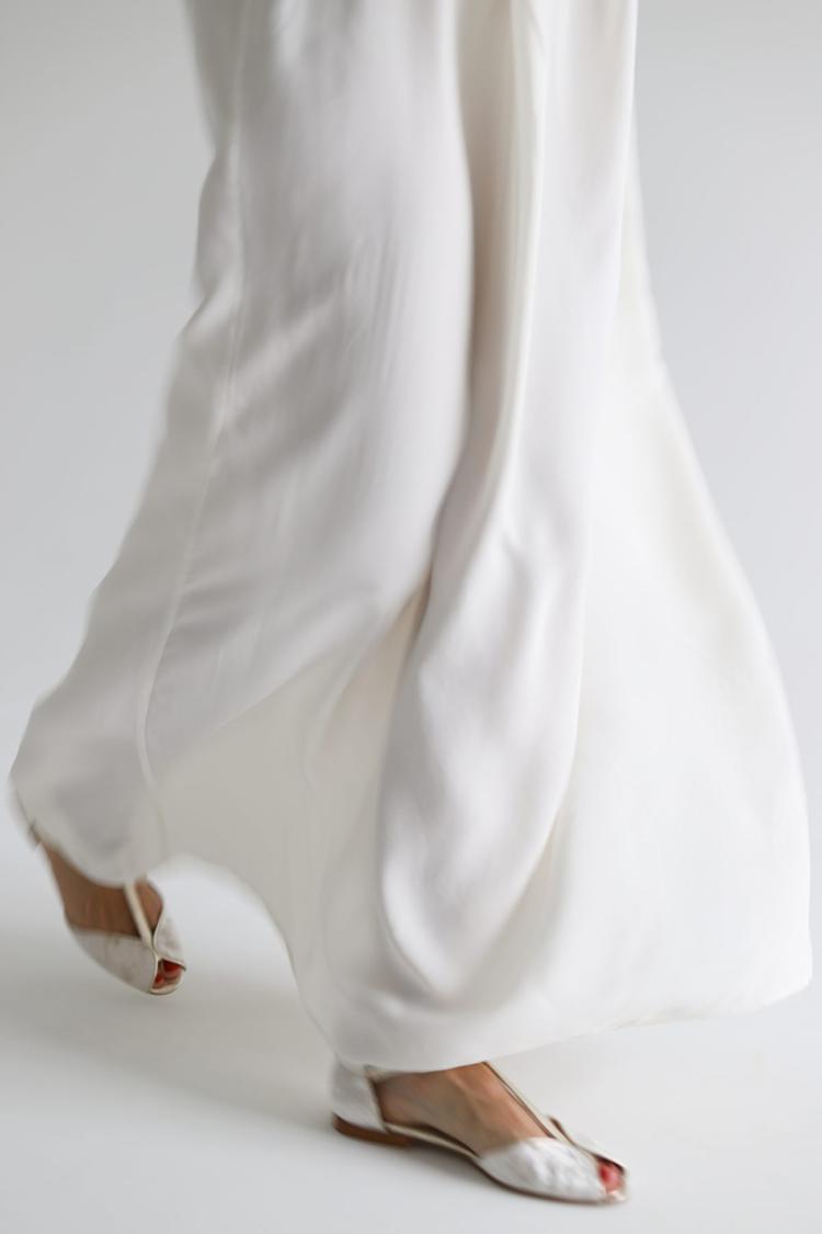 Sandalias peep toe con hebilla y tira en T con brillo metálico color marfil [Reserva] 