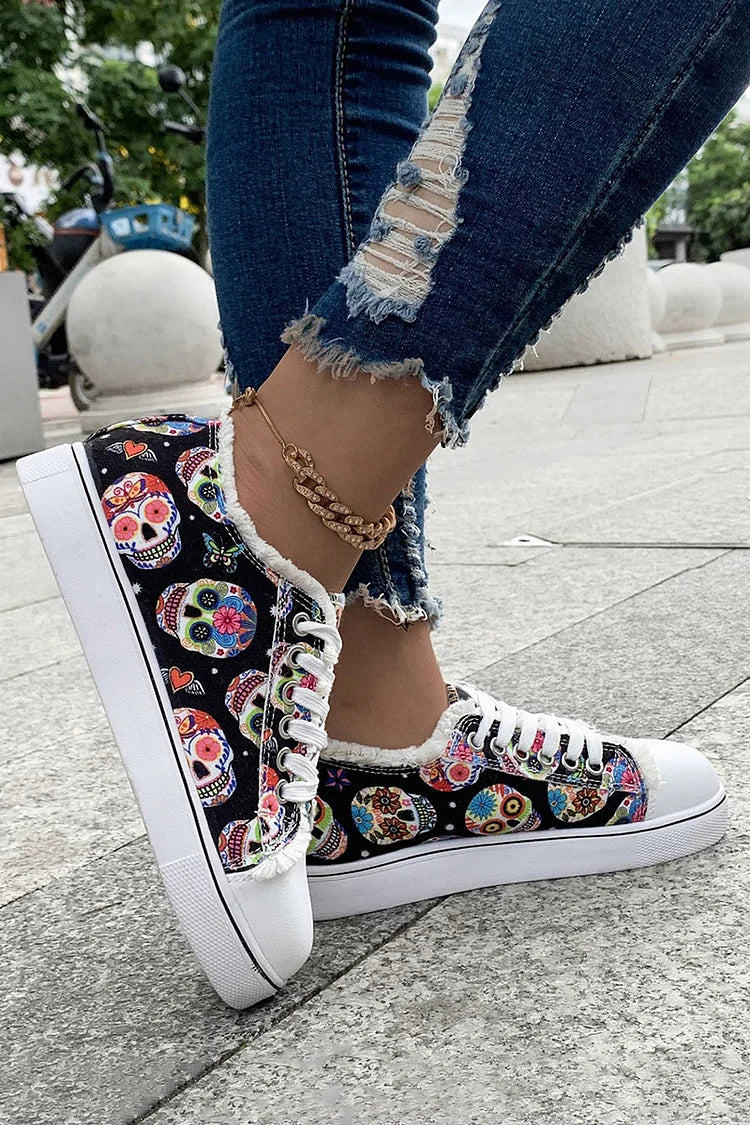 Zapatillas de lona con punta redonda y ribete de flecos y estampado de calaveras multicolor 