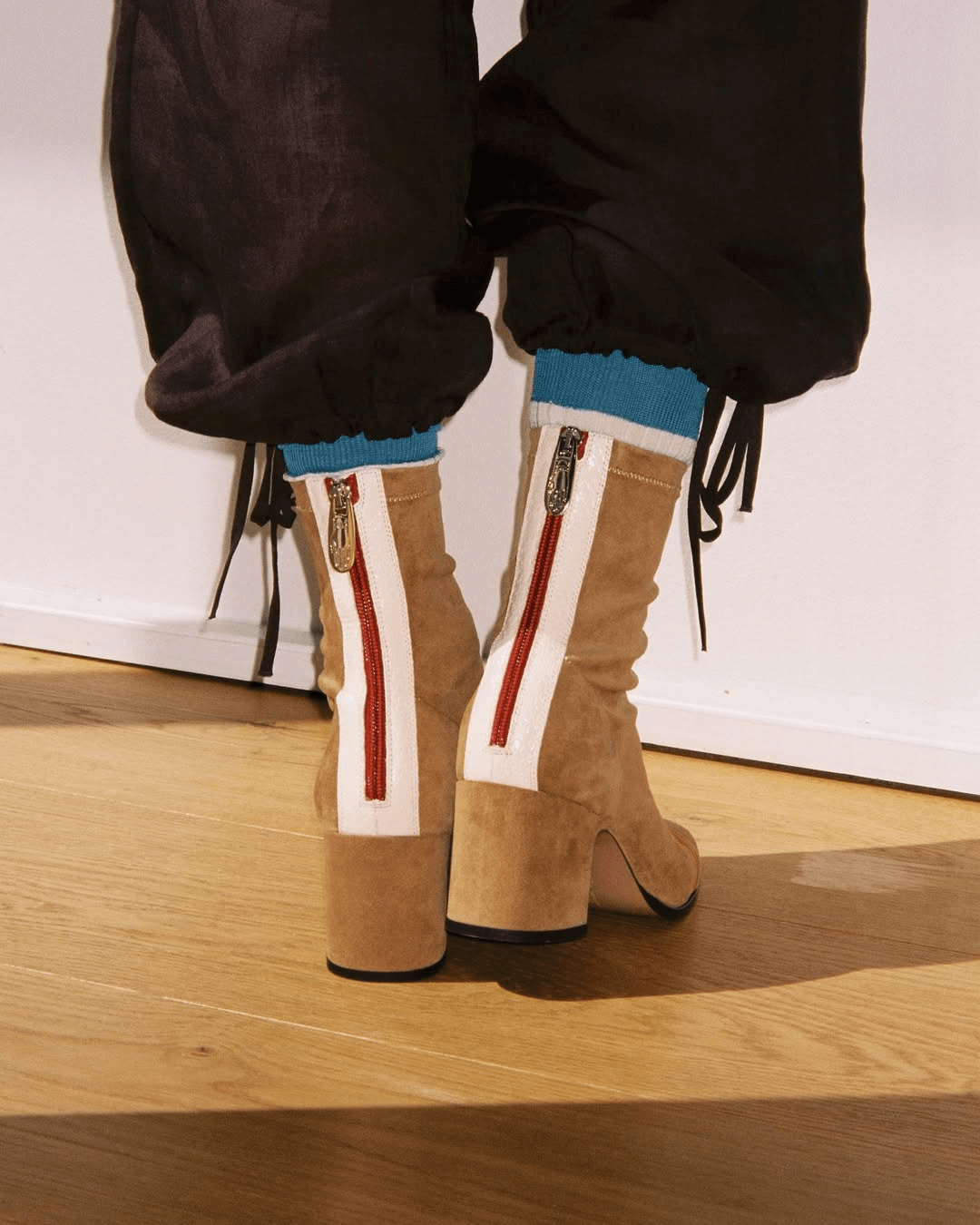 Kamelfarbene mittelhohe Stiefel mit Farbblock-Reißverschluss und eckiger Zehenpartie und klobigem Absatz