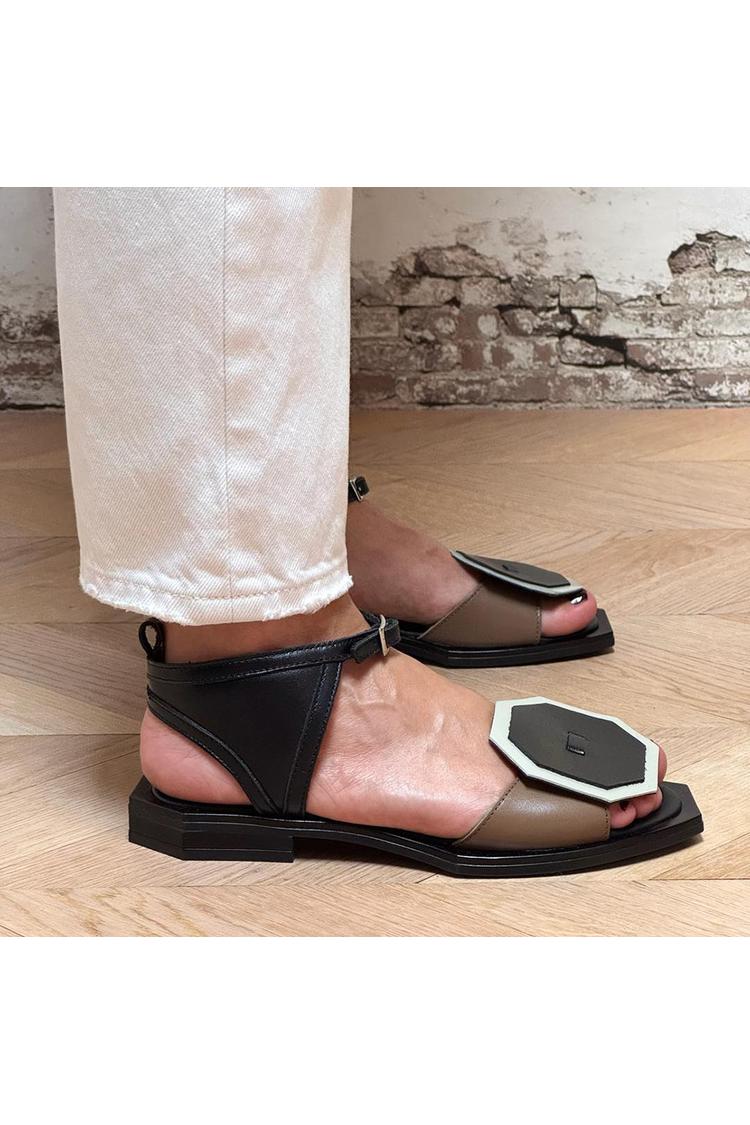 Sandali neri con punta quadrata, cinturino alla caviglia e fibbia con decorazioni geometriche [Pre-ordine]