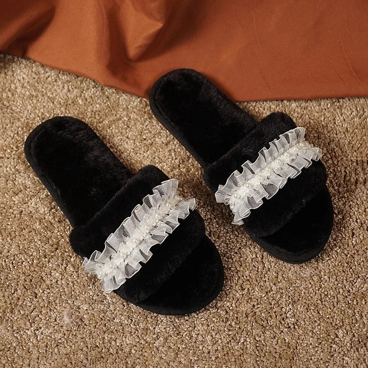 Pantuflas de tul plisado con punta abierta y esponjosas con decoración de perlas 