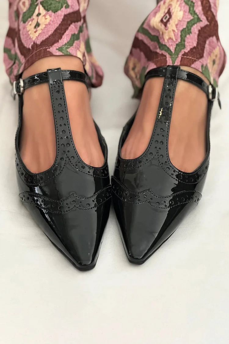 Zapatos planos negros con tira en T, hebilla y punta en pico en color liso [pedido anticipado]