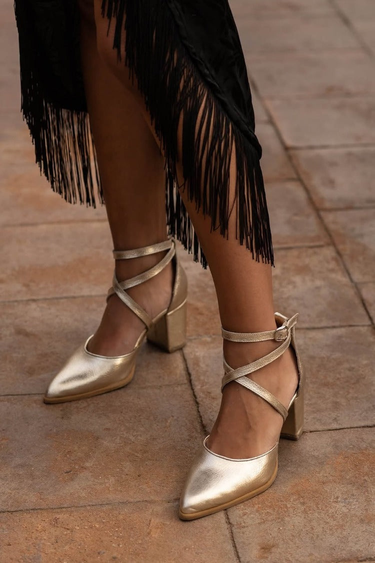 Metaliczne złote czółenka na słupku z paskami [Przedsprzedaż]