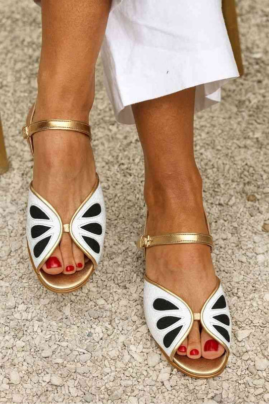 Sandalen aus Kunstleder mit Kontrast-Petal-Ausschnitt, Knöchelriemen und Peeptoe