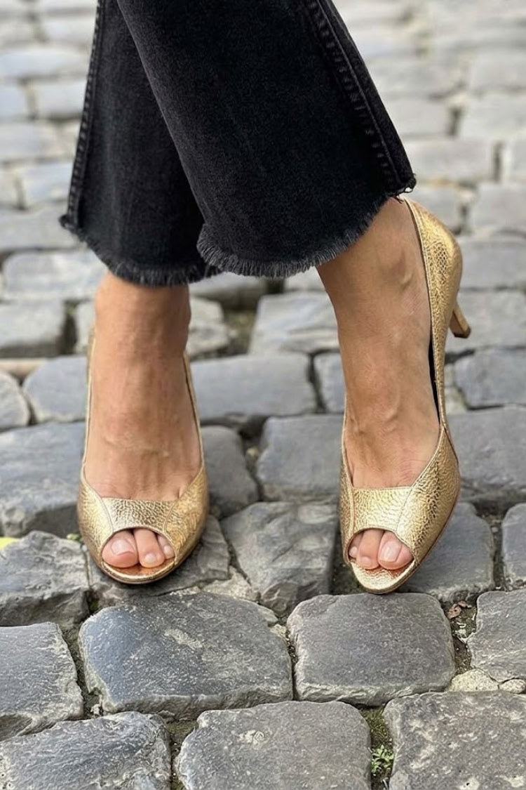 Decolleté con tacco gattino in pelle testurizzata color oro metallizzato [Preordine]