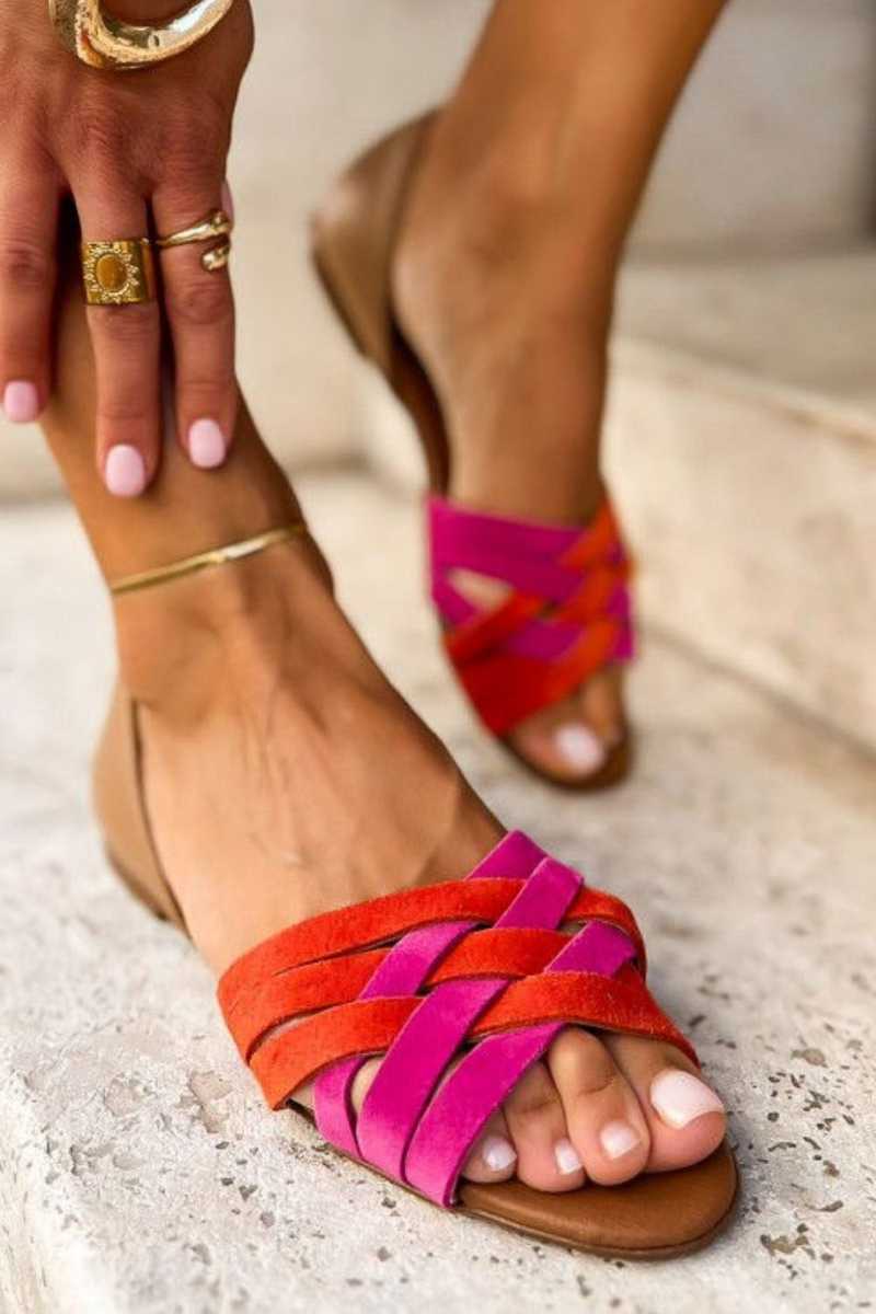 Weiße Sandalen mit Farbblock-Crossover-Riemen und offener Zehenpartie