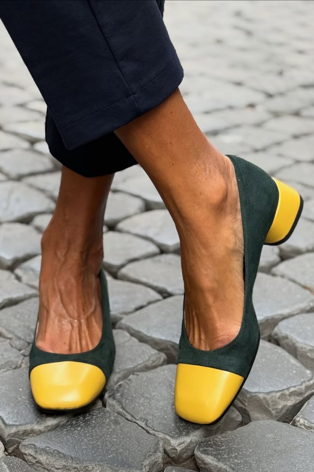 Eleganti décolleté in pelle scamosciata bicolore con tacco a blocco [Pre-ordine]