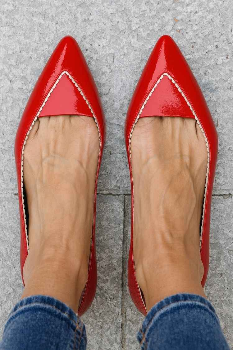 Ballerine rosse con punta affilata e finiture smerlate in vernice