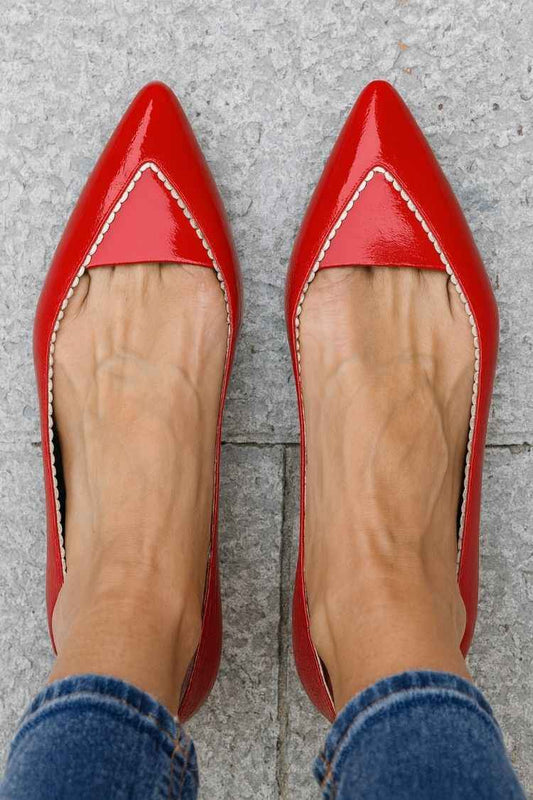 Ballerine rosse con punta affilata e finiture smerlate in vernice