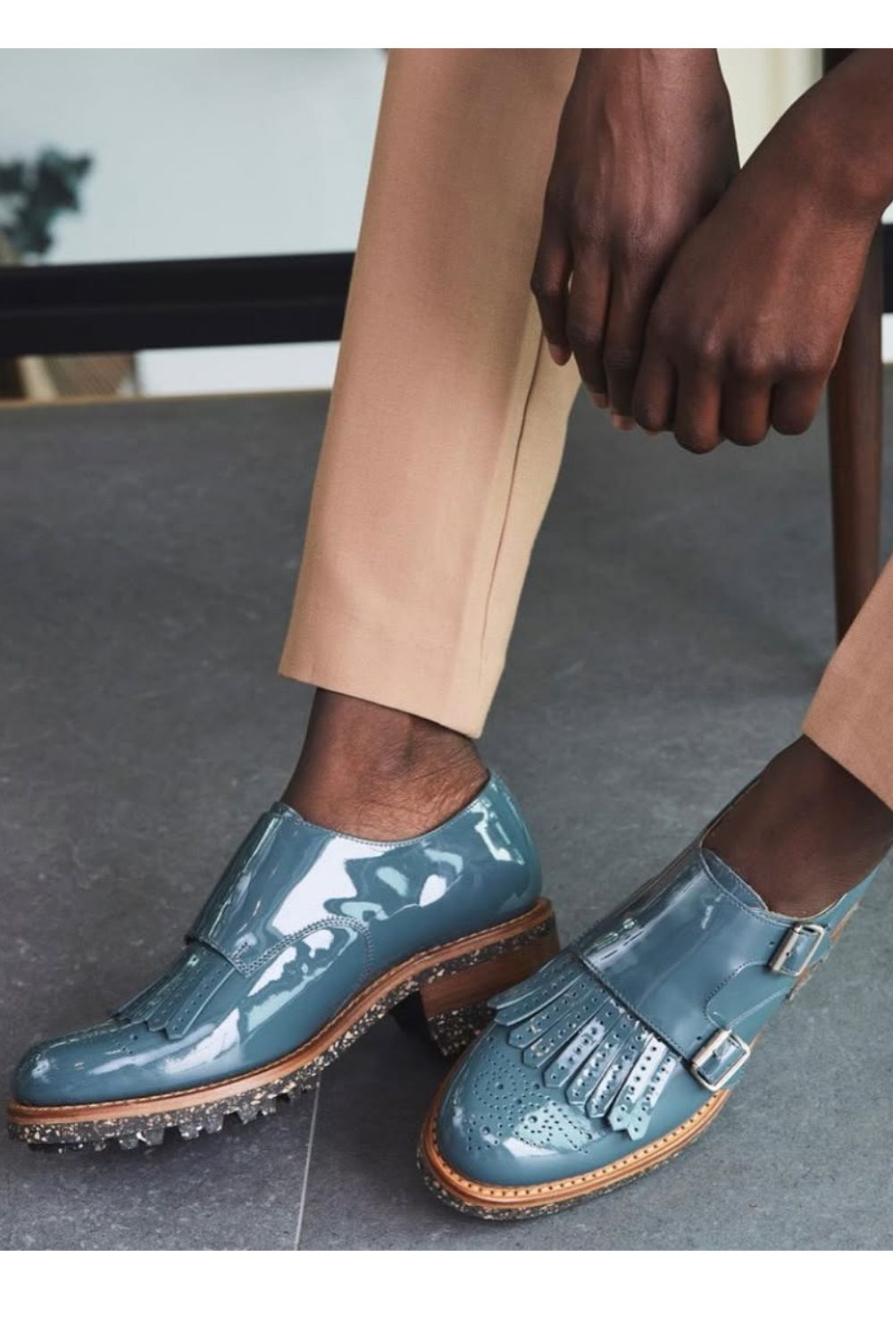 Scarpe Oxford con tacco e nappe in vernice blu [Pre-ordine]