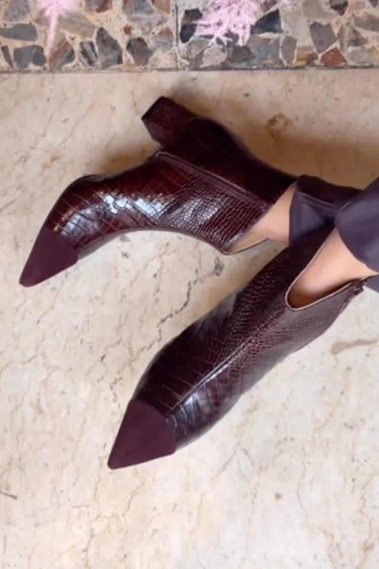 Botines burdeos con punta puntiaguda y patchwork con estampado de cocodrilo
