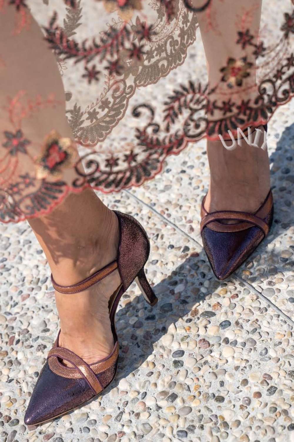 Scarpe con tacco color block e cinturino alla caviglia con finiture dorate [Pre-ordine]