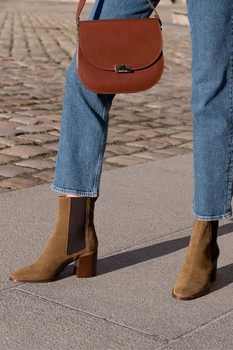 Bottines à talon bloc élastique côté camel en daim [Précommande]