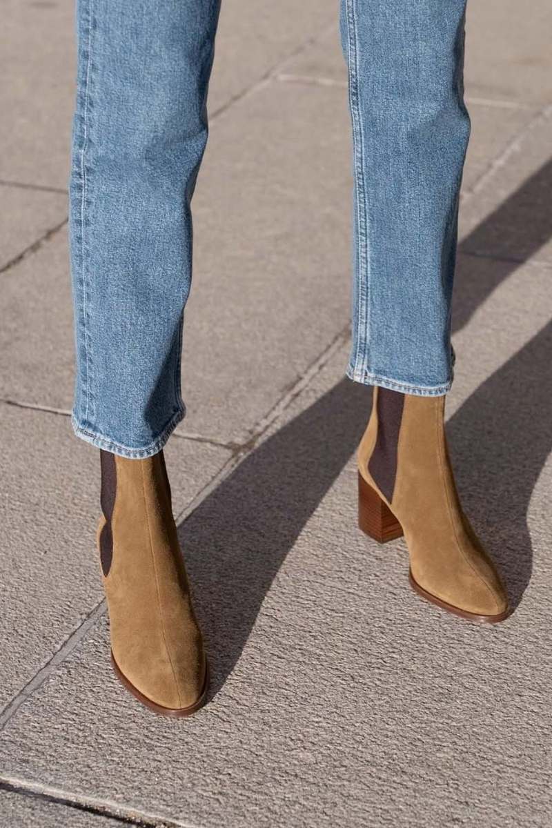 Bottines à talon bloc élastique côté camel en daim [Précommande]
