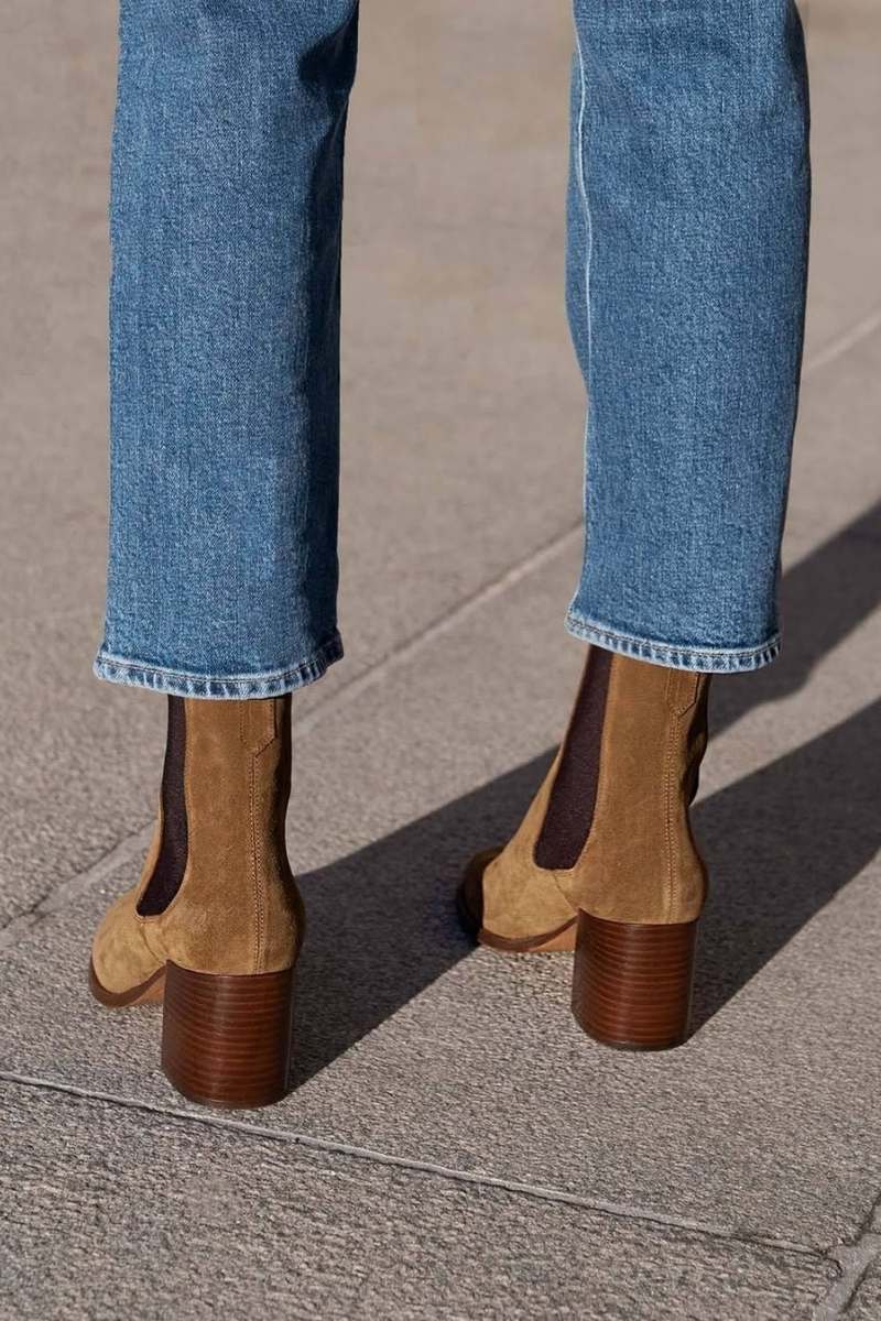 Bottines à talon bloc élastique côté camel en daim [Précommande]