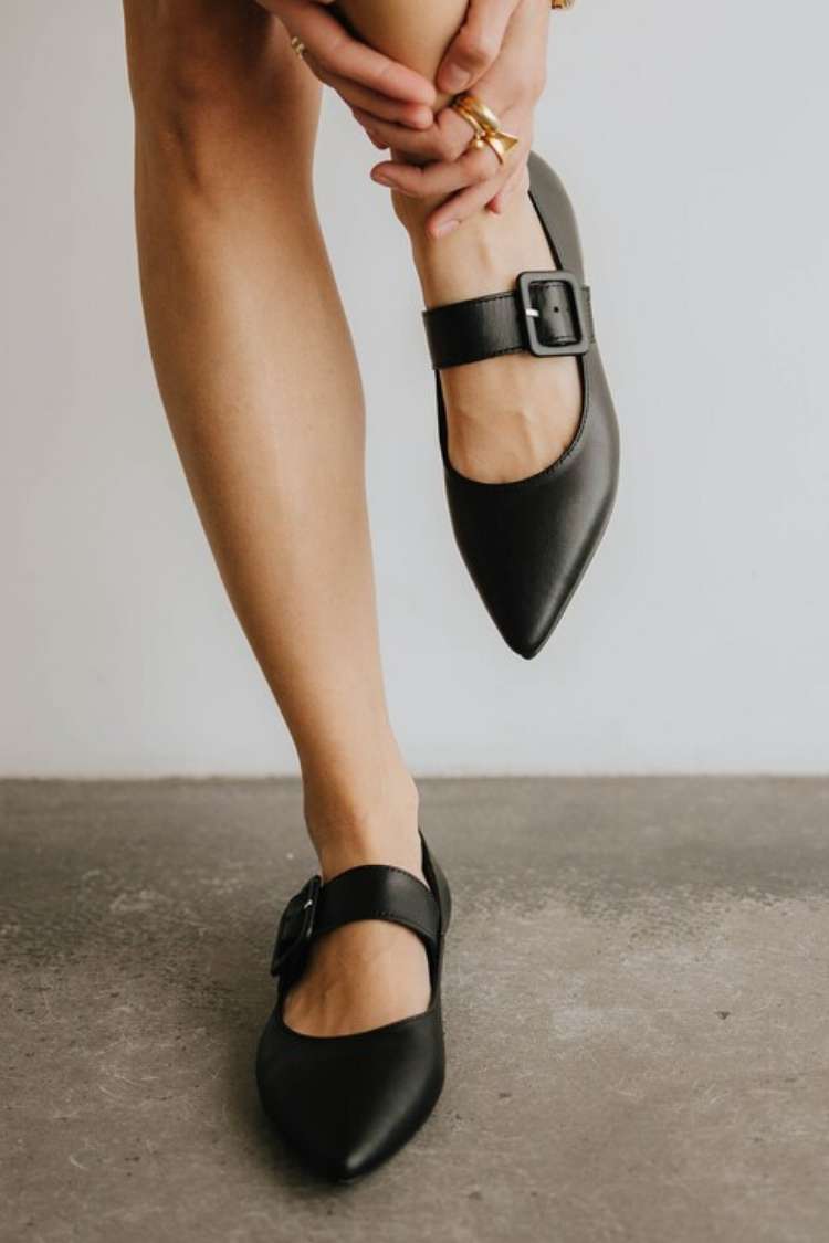 Ballerine Mary Jane con punta affilata e cinturino con fibbia in pelle [Pre-ordine]