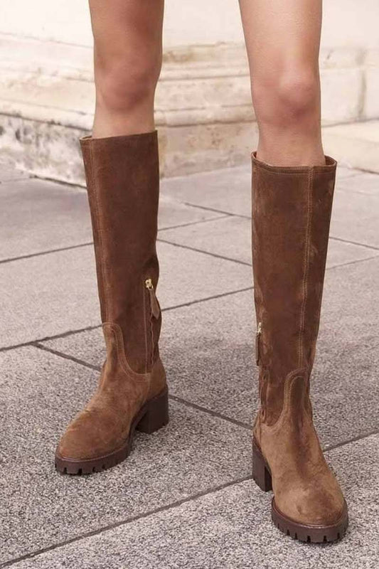 Stivali scamosciati marroni con tacco alto fino al ginocchio