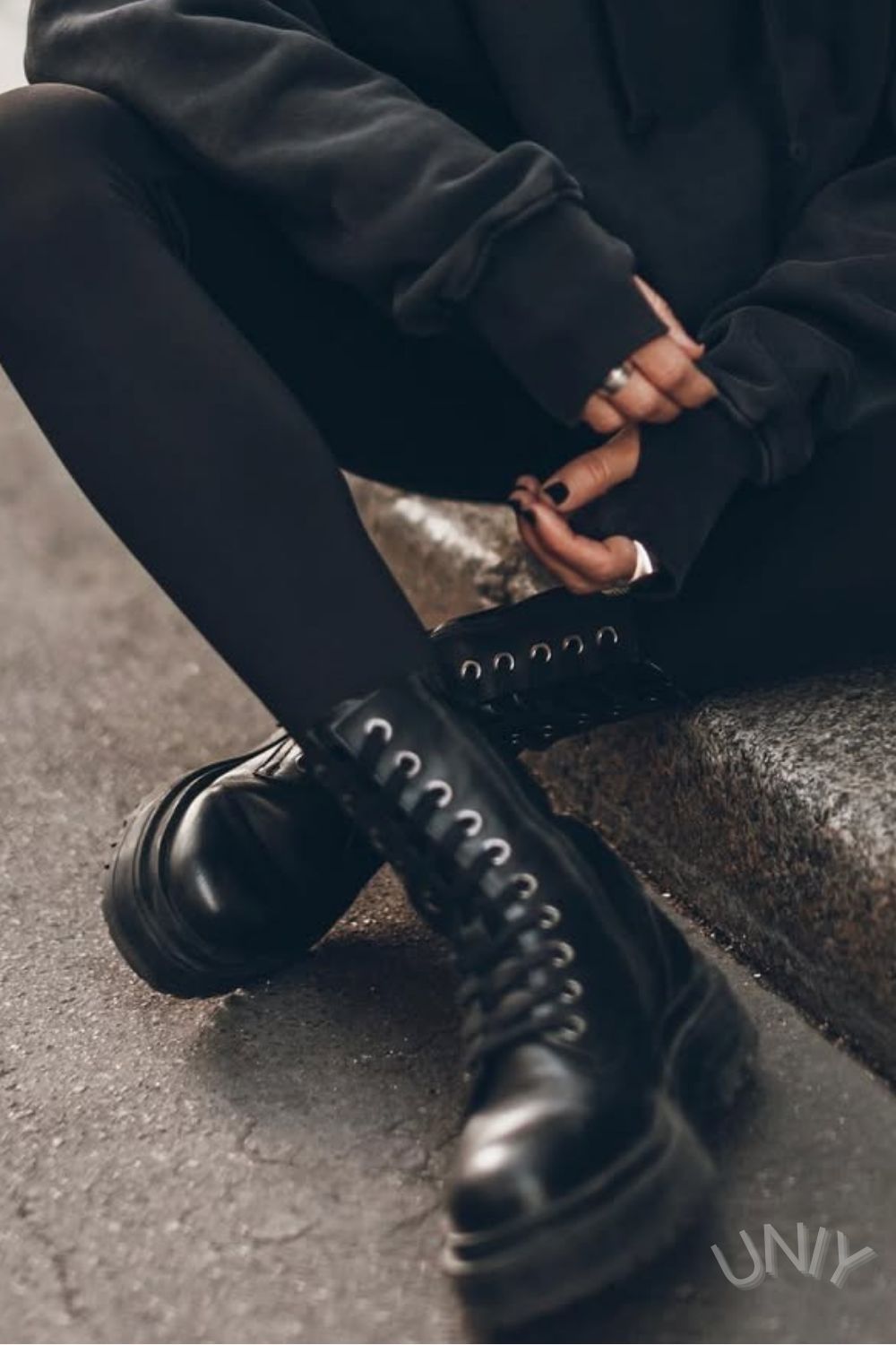 Stivali con plateau e lacci in pelle nera [Pre-ordine]