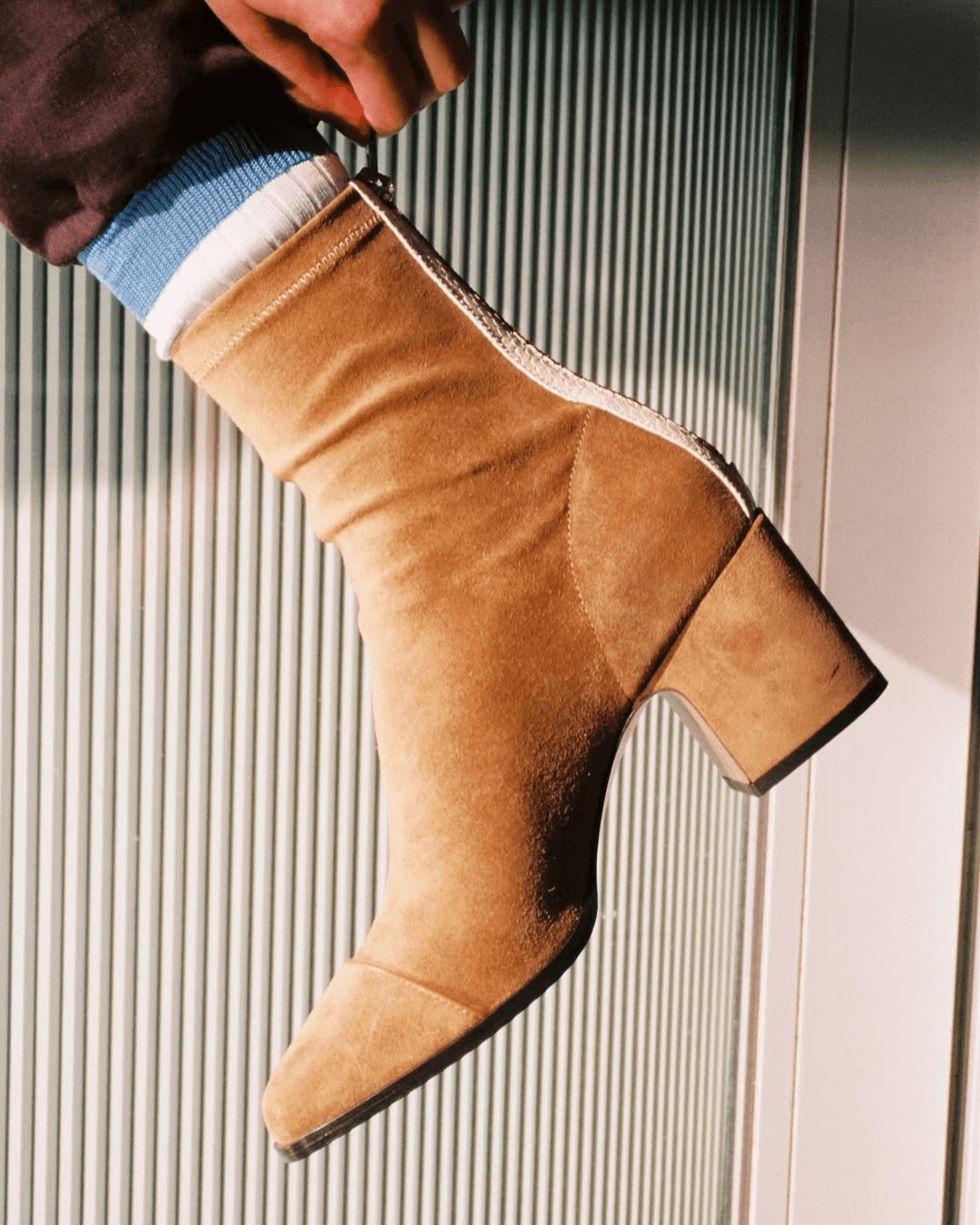 Kamelfarbene mittelhohe Stiefel mit Farbblock-Reißverschluss und eckiger Zehenpartie und klobigem Absatz