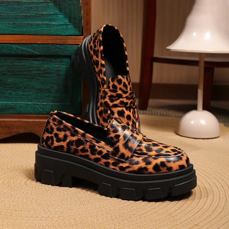 Mokasyny z niskim, szerokim obcasem, okrągłym noskiem i wzorem w cętki w stylu patchworkowym