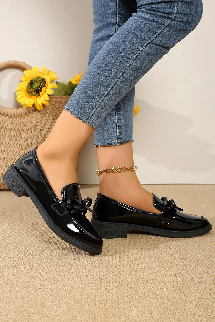 Mocassini con tacco basso e punta tonda, decorati con patchwork in tinta unita e fiocco