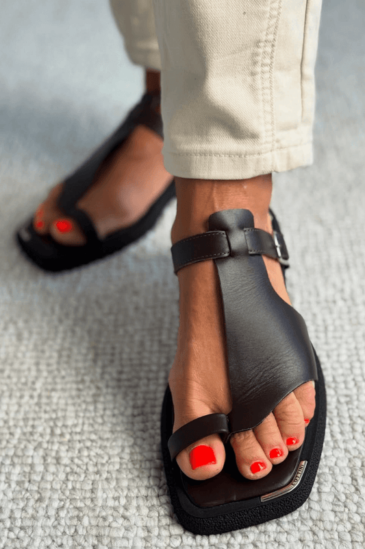 Sandali con cinturino a T e punta tonda spessa in similpelle scolpita [Pre-ordine]