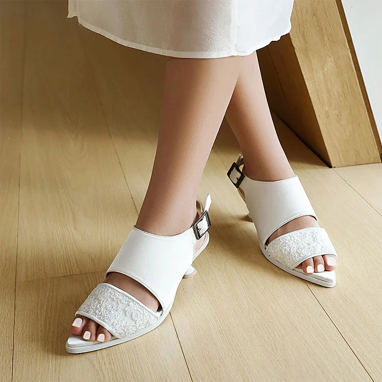 Sandały na obcasie z odkrytymi palcami, wycięciami i kwiatowym wzorem, z paskiem na pięcie