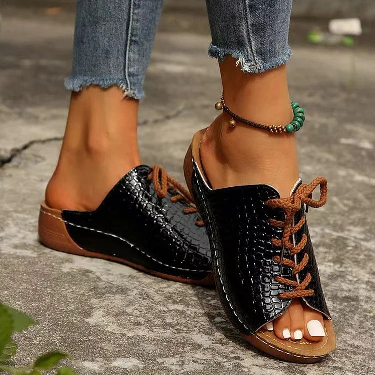 Chinelos de cunha com plataforma peep toe em relevo crocodilo