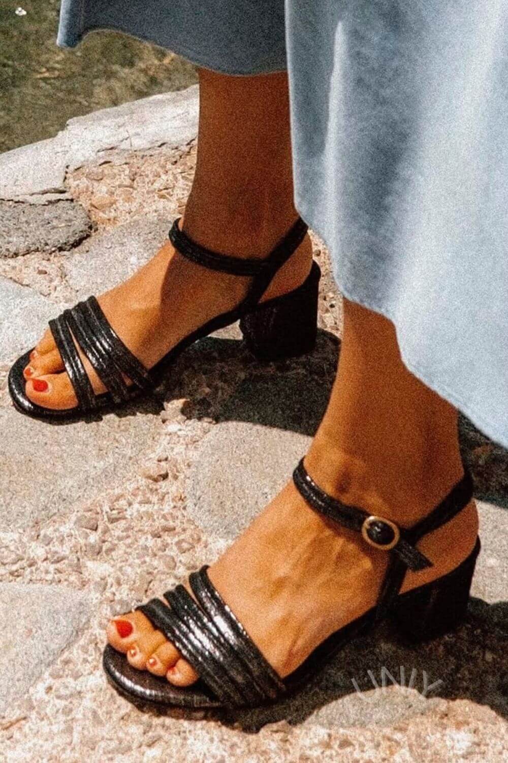 Sandali con tacco a blocco, cinturino testurizzato e fibbia [Pre-ordine]