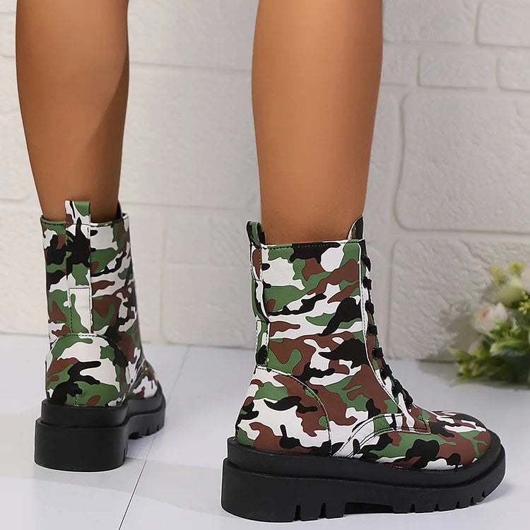 Mittelhohe Schnürstiefel mit Camouflage-Print und runder Zehenpartie und klobigem Absatz