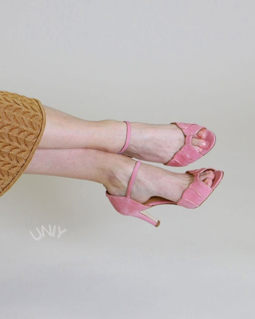 Schicke rosa Wildleder-Pumps mit gezacktem Knöchelriemen und offenem Zehenbereich [Vorbestellung]