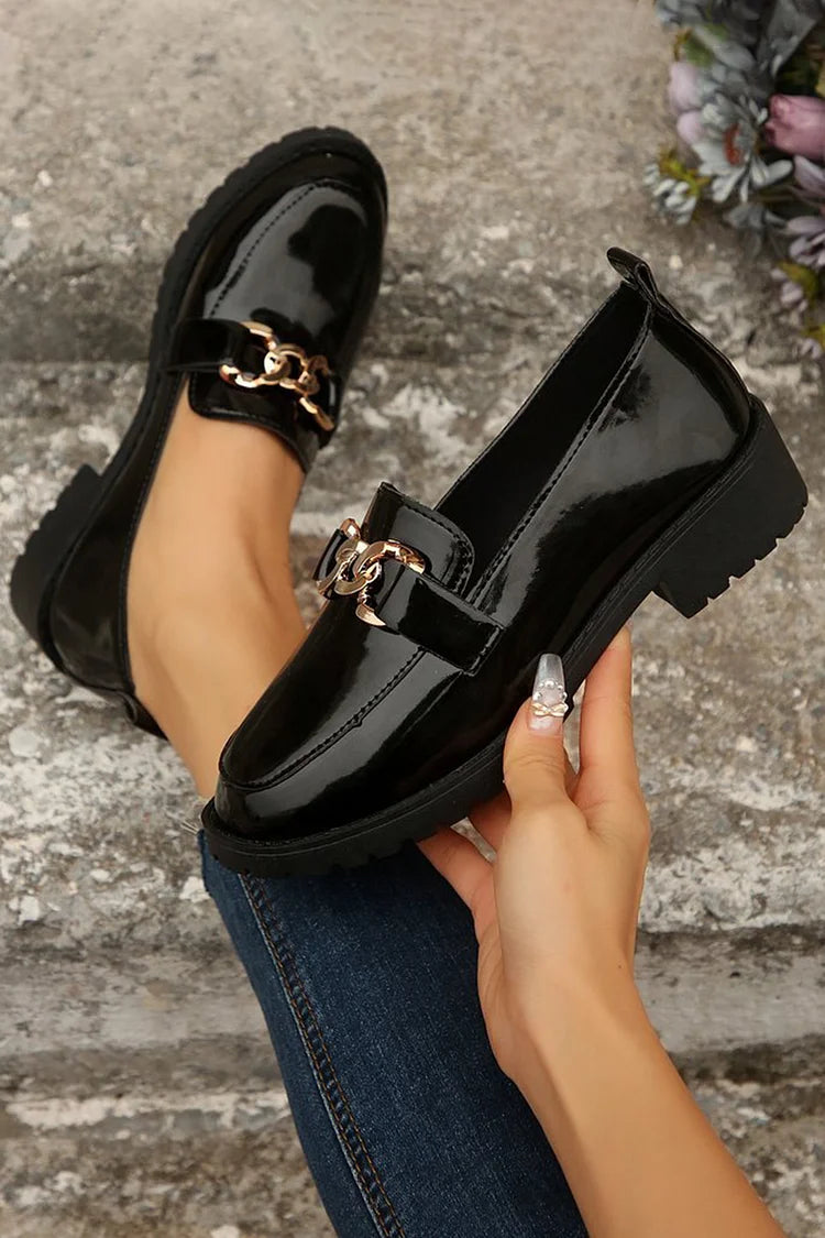 Metalowy łańcuch dekoracyjny, okrągły nosek, niski blokowy obcas, casualowe loafersy