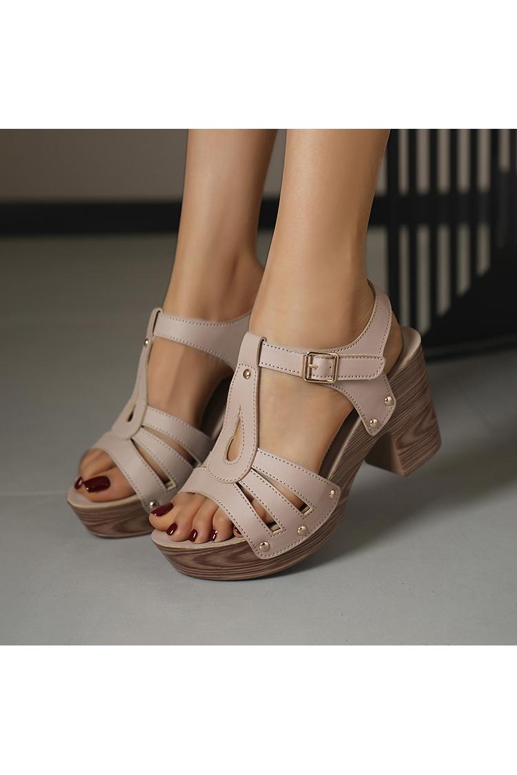 Sandali con tacco a punta tonda, decorati con borchie metalliche traforate, tinta unita