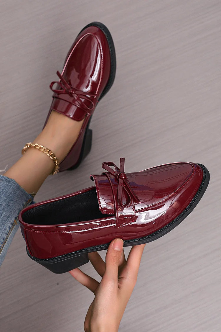 Einfarbige, spitze Zehen-Loafer mit Blockabsatz und Schleifendekor im Patchwork-Stil