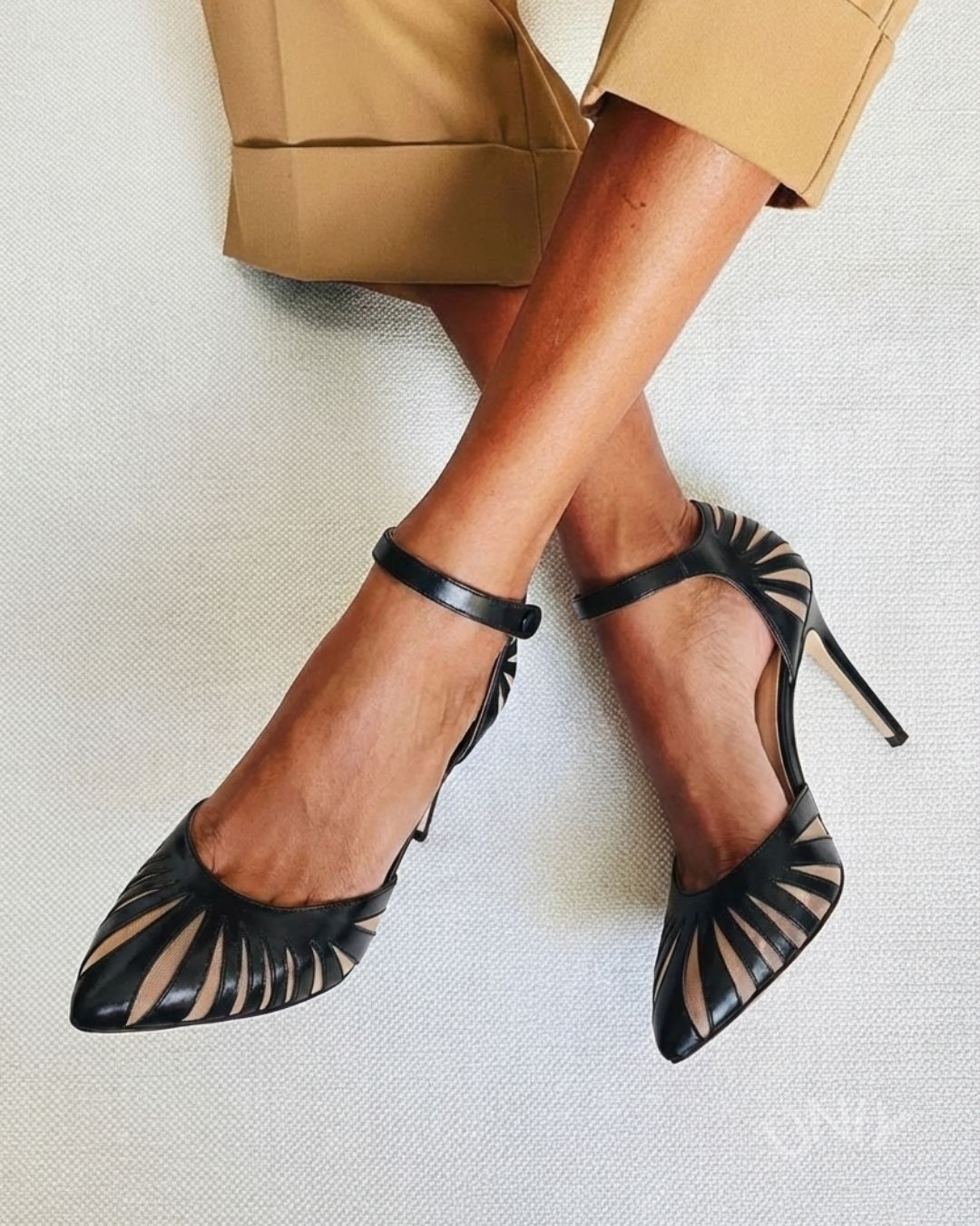 Scarpin elegante de salto stiletto com bico fino, tira no tornozelo e bloco de cores listrado