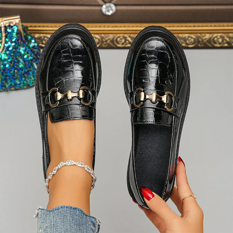 Casualowe mokasyny z okrągłym noskiem, ozdobą w postaci metalowej klamry i wzorem krokodyla