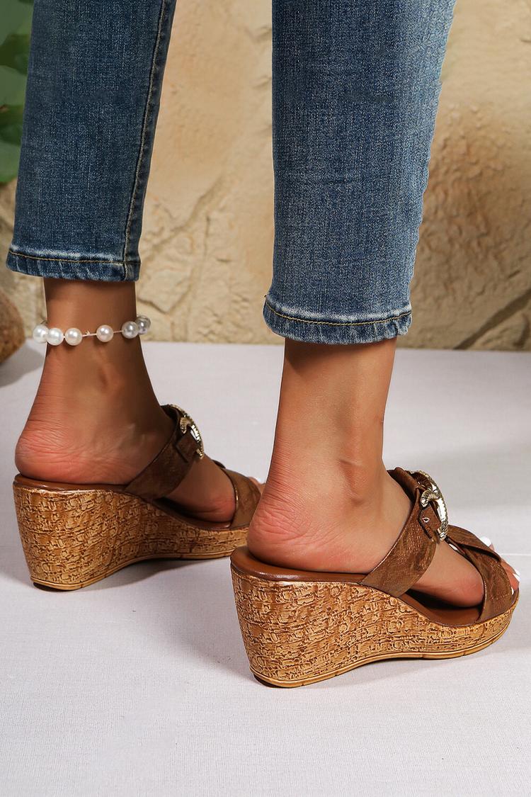 Pantofole casual con zeppa e punta rotonda con stampa serpente e decorazioni in metallo