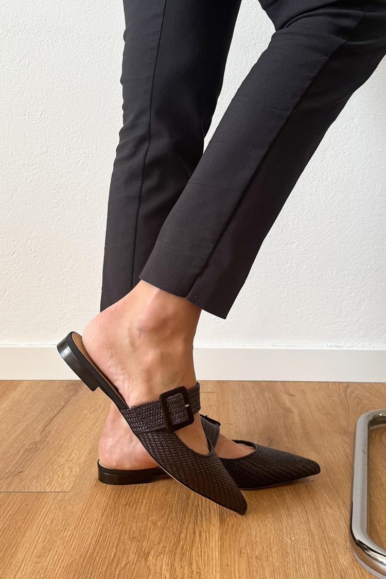 Scarpe basse nere con punta a punta, cinturino con fibbia sul collo del piede e tinta unita [Pre-ordine]