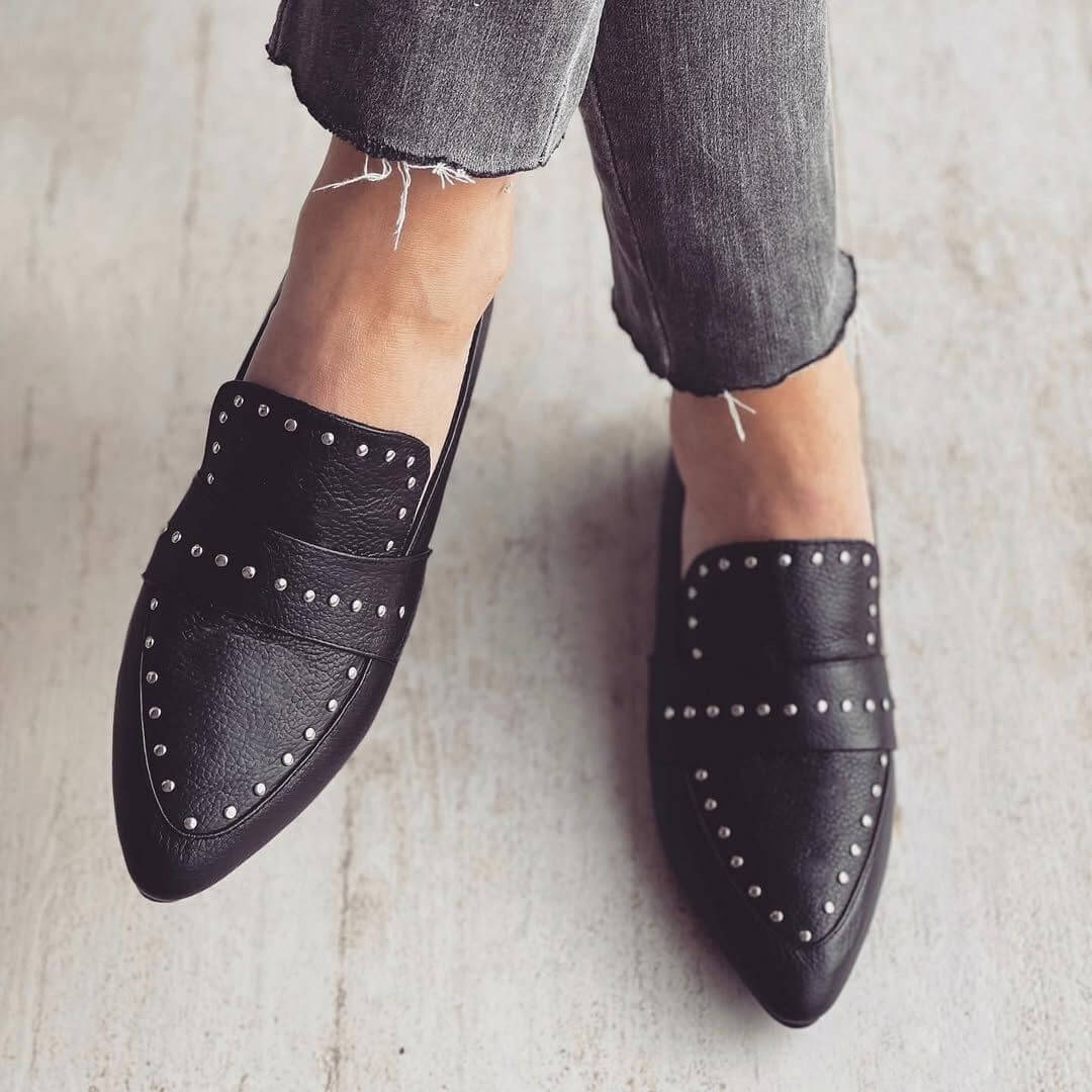 Ballerine a punta in similpelle con borchie [Pre-ordine]