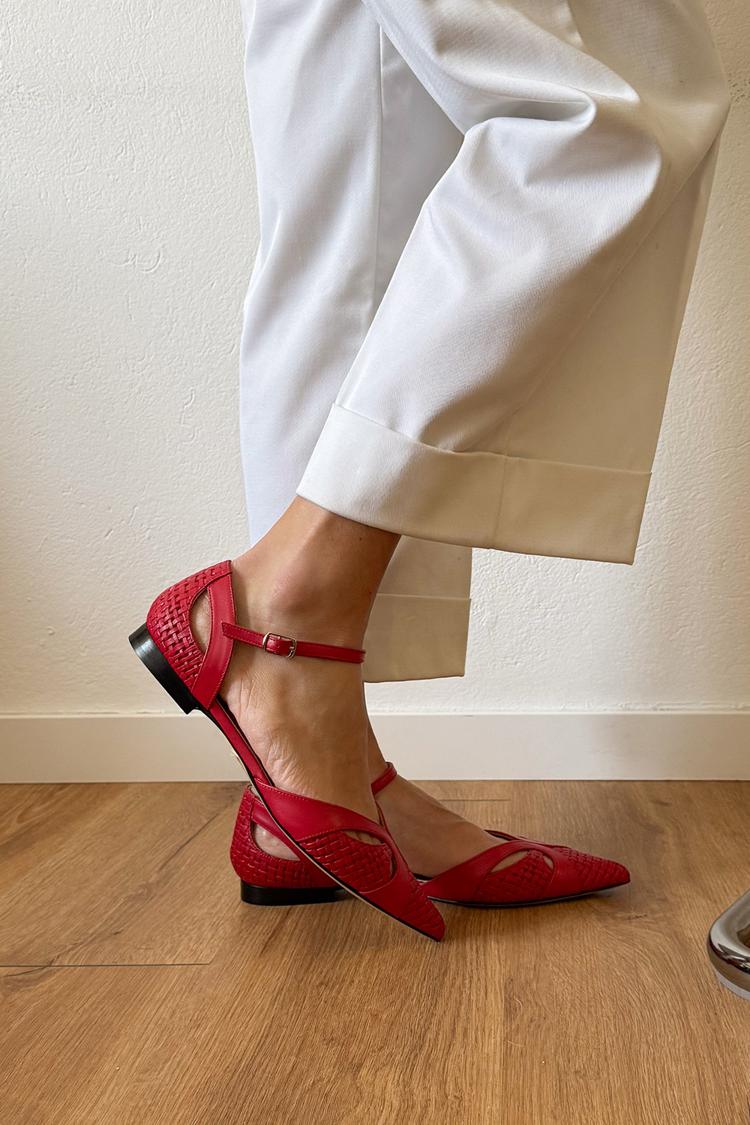 Sapatilhas Vermelhas com Biqueira Apontada e Fivela de Tira no Tornozelo Vazadas