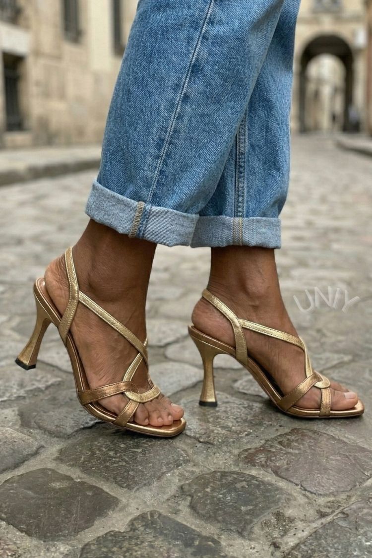 Sandálias de Salto Stiletto com Tiras Cruzadas Metálicas Douradas