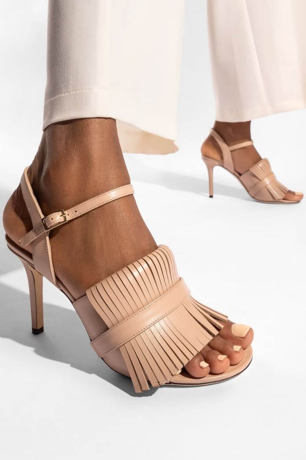 Sandali con tacco a spillo e cinturino alla caviglia in similpelle con frange [Pre-ordine]