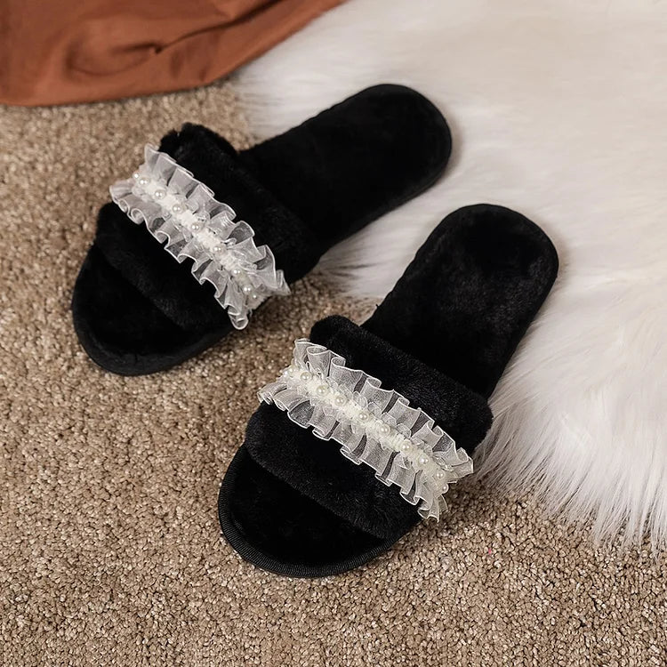 Pantuflas de tul plisado con punta abierta y esponjosas con decoración de perlas 