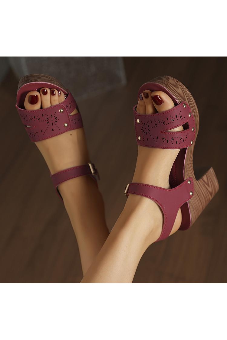 Sandali casual con tacco, punta tonda, tinta unita, con borchie in metallo traforate