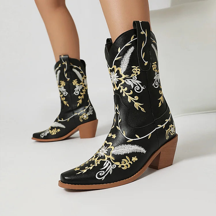 Botas vaqueras con tacón grueso y punta puntiaguda y parches con bordado floral