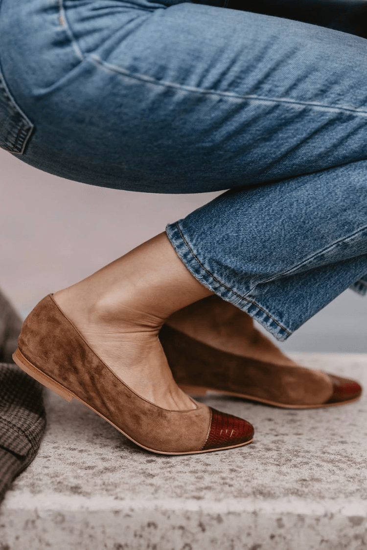 Dwukolorowe zamszowe teksturowane skórzane baleriny z ostrym noskiem [Przedsprzedaż]