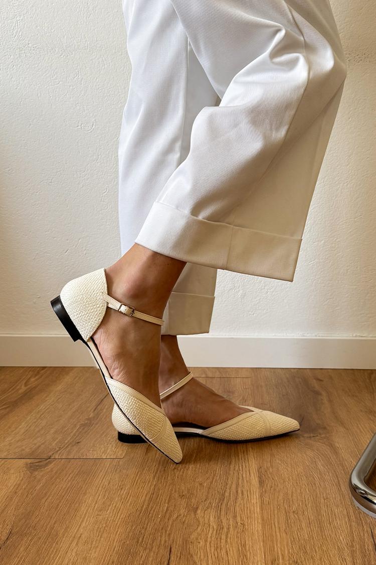 Sapatilhas de biqueira pontiaguda cor sólida marfim com fivela e tira no tornozelo [Pré-encomenda]