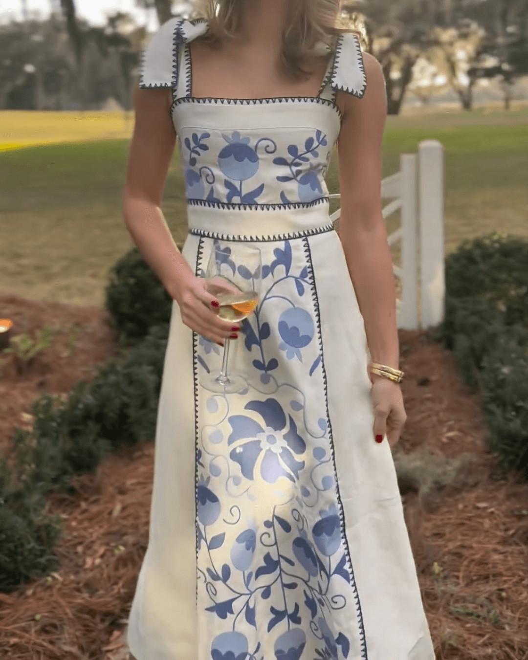 Vestido feminino com estampa floral em camadas